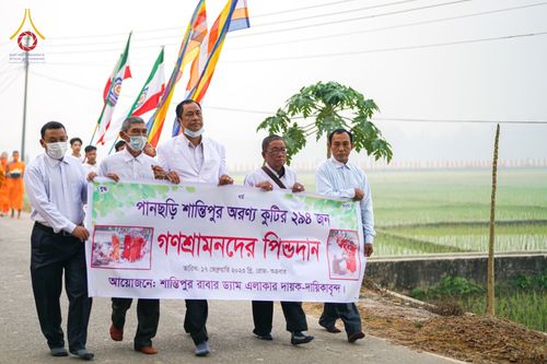 ภาพ No.76360:คณะสงฆ์และสามเณรบิณฑบาต ประเทศบังกลาเทศ วันที่ 11 กุมภาพันธ์ พ.ศ. 2566