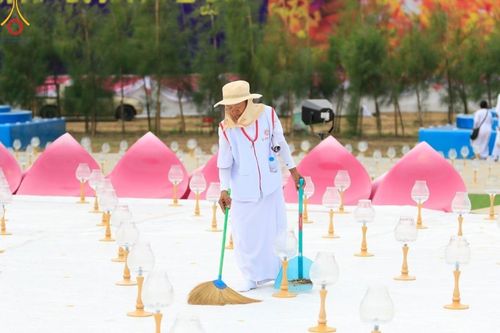 ภาพ No.119363:V.18 ทันทีม การเตรียมงาน เก็บงาน การรับบุญของเจ้าหน้าที่หน่วยงานต่างๆ เพื่อโครงการธรรมยาตรา กตัญญูบูชามหาปูชนียาจารย์ พระมงคลเทพมุนี (สด จนฺทสโร) พระผู้ปราบมาร อนุสรณ์สถาน 7 แห่ง ปีที่ 12 ระหว่างวันที่ 2 - 31 มกราคม พ.ศ.2567