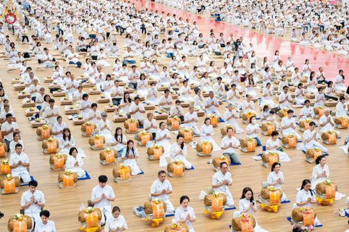 ภาพ No.180790:พิธีถวายภัตตาหารเมนูสวรรค์ และพิธีถวายอุปกรณ์กันหนาว แด่คณะพระภิกษุสามเณรวัดพระธรรมกาย วันอาทิตย์ที่ 8 ธันวาคม พ.ศ.2567 ณ สภาธรรมกายสากล วัดพระธรรมกาย