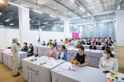 ภาพ No.103355:วันรวมพลังเด็กดี V-Star ผู้นำฟื้นฟูศีลธรรมโลก จังหวัดนครราชสีมา ณ เทอร์มินอล 21 โคราช ถ.มิตรภาพ ต.ในเมือง อ.เมืองนครราชสีมา จ.นครราชสีมา วันอังคารที่ 19 ธันวาคม พ.ศ. 2566