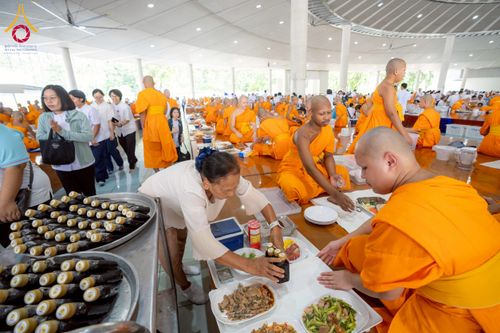 ภาพ No.263024:วันที่ 21 ตุลาคม พ.ศ. 2568 (วันพระ แรม 14 ค่ำ เดือน 11) พิธีบุพเปตพลี ครั้งที่ 171 ร่วมอุทิศบุญแด่หมู่ญาติที่ล่วงลับไปแล้ว และสืบทอดอายุพระพุทธศาสนา ณ หอฉันคุณยายอาจารย์ฯ วัดพระธรรมกาย