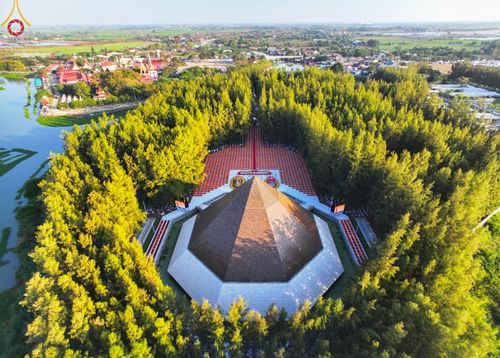 ภาพ No.190084:พิธีจุดประทีปถวายเป็นพุทธบูชา และบูชาธรรมมหาปูชนียาจารย์ ณ อนุสรณ์สถานมหาวิหารพระมงคลเทพมุนี (โลตัสแลนด์) อ.สองพี่น้อง จ.สุพรรณบุรี ในโครงการธรรมยาตรา กตัญญูบูชา มหาปูชนียาจารย์ พระมงคลเทพมุนี(สด จนฺทสโร) พระผู้ปราบมาร อนุสรณ์สถาน 7 แห่ง ปีที่ 13