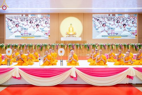 ภาพ No.138777:พิธีถวายกองทุนสนับสนุน การสร้างพระไตรปิฎกฉบับธรรมชัย และอนุรักษ์คัมภีร์ใบลาน น้อมบูชาธรรมหลวงพ่อธัมมชโย 80 ปี ณ ห้องแก้วสารพัดนึก 2 วัดพระธรรมกาย วันเสาร์ที่ 1 มิถุนายน พศ. 2567