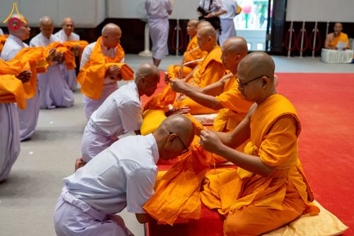 ภาพ No.244762:วันเสาร์ที่ 6 กันยายน พ.ศ. 2568 พิธีถวายบาตร บรรพชา อุปสมบทของนาคธรรมทายาท โครงการอุปสมบทหมู่บูชาธรรมครบรอบ 108 ปี  วันครูผู้ค้นพบวิชชาธรรมกาย ณ โบสถ์พระไตรปิฎก วัดพระธรรมกาย