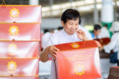 ภาพ No.210850:วันที่ 15 มีนาคม พ.ศ. 2568  บุญบรรจุกล่องไทยธรรม เพื่อถวายแด่พระสังฆาธิการ 40,000 กว่าวัดทั่วไทย ในวันคุ้มครองโลก 22 เมษายน พ.ศ. 2568