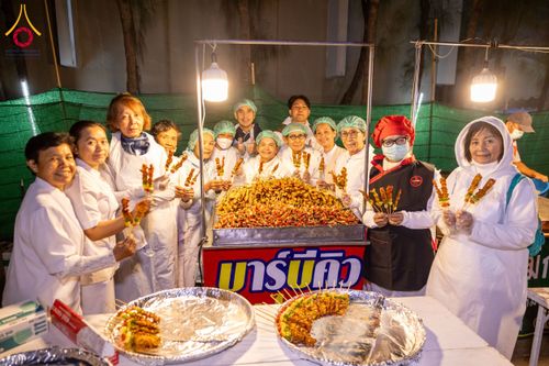 ภาพ No.194879:พิธีถวายภัตตาหารเป็นสังฆทาน แด่พระธรรมยาตรา ณ อนุสรณ์สถานมหาวิหารพระมงคลเทพมุนี (โลตัสแลนด์) อ.สองพี่น้อง จ.สุพรรณบุรี ในโครงการธรรมยาตรา กตัญญูบูชา มหาปูชนียาจารย์ พระมงคลเทพมุนี(สด จนฺทสโร) พระผู้ปราบมาร แห่ง ปีที่ 13 วันที่ 14 มกราคม พ.ศ.2568