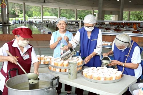 ภาพ No.230397:วันที่ 28 มิถุนายน พ.ศ. 2568 พิธีถวายภัตตาหารเมนูสวรรค์ เพื่อการบรรลุธรรม ณ หอฉันคุณยายอาจารย์ฯ วัดพระธรรมกาย