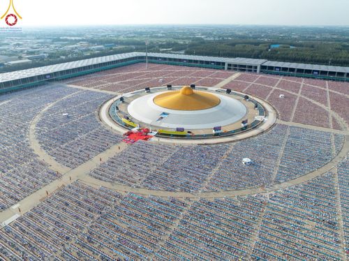 ภาพ No.219555:วันอังคารที่ 22 เมษายน พ.ศ. 2568 พิธีถวายมหาสังฆทานคณะสงฆ์ 40,000 กว่าวัดทั่วประเทศ เนื่องในวันคุ้มครองโลก ณ วัดพระธรรมกาย จ.ปทุมธานี