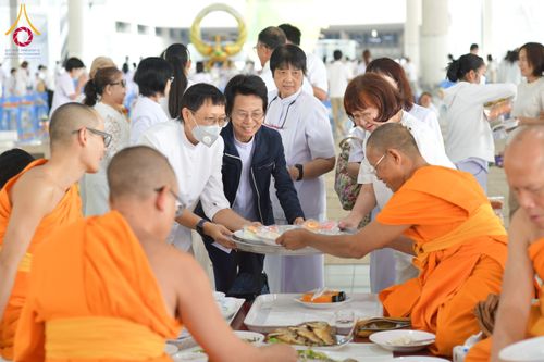 ภาพ No.198038:พิธีถวายภัตตาหารแด่พระภิกษุ สามเณร  บูชาธรรมคุณยายอาจารย์มหารัตนอุบาสิกาจันทร์ ขนนกยูง เนื่องในวาระวันคล้ายวันเกิดครบ 116 ปี วันอาทิตย์ที่ 19 มกราคม พ.ศ. 2568 ณ หอฉันคุณยายอาจารย์ฯ วัดพระธรรมกาย