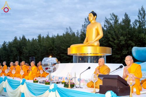 ภาพ No.266079:วันพุธที่ 5 พฤศจิกายน พ.ศ. 2568 (วันพระ ขึ้น 15 ค่ำ เดือน 12) พิธีจุดประทีปโคมลาน, โคมลอย และลอยกระทง ถวายประทีปเป็นพุทธบูชา สร้างความสว่างไสวให้กับแผ่นดินด้วยแสงธรรม ณ พุทธอุทยานนานาชาติ จังหวัดหนองคาย