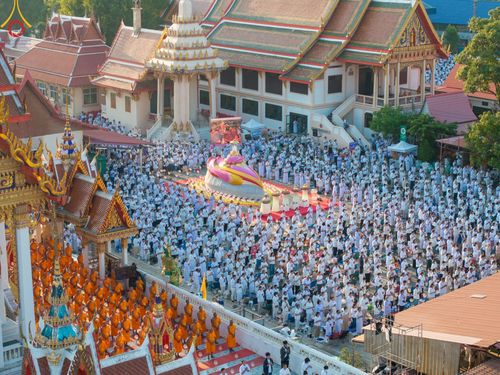 ภาพ No.197123:พิธีจุดประทีปถวายเป็นพุทธบูชา และบูชาธรรมมหาปูชนียาจารย์ ณ วัดโบสถ์(บน) ตำบลบางคูเวียง อำเภอบางกรวย จังหวัดนนทบุรี ในโครงการธรรมยาตรา กตัญญูบูชา มหาปูชนียาจารย์ พระมงคลเทพมุนี(สด จนฺทสโร) พระผู้ปราบมาร อนุสรณ์สถาน 7 แห่ง ปีที่ 13 วันที่ 18 มกราคม พ.ศ. 25