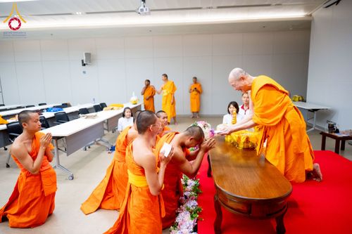 ภาพ No.222951:วันที่ 23 เมษายน พ.ศ. 2568 หลวงพ่อทัตตชีโวต้อนรับคณะสงฆ์ World Pec ณ อาคาร 100 ปี คุณยายมหารัตนอุบาสิกาจันทร์ ขนนกยูง วัดพระธรรมกาย