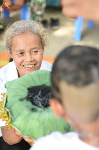 ภาพ No.135197:พิธีตัดปอยผม, พิธีขอขมารับผ้าไตร, พิธีบรรพชา, พิธีถวายบาตร ในโครงการบรรพชาสามเณร ฟื้นฟูพระพุทธศาสนาทั่วไทย  ณ ศูนย์ปฏิบัติธรรมบุญประสาน ต.พญาเย็น อ.ปากช่อง จ.นครราชสีมา วันที่ 5 เมษายน พ.ศ. 2567