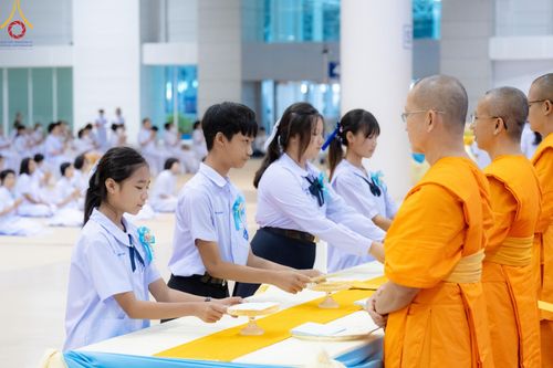 ภาพ No.146066:วันมหารำลึก ครั้งที่ 34 พิธีร่วมรำลึกถึงนักสร้างบารมีที่ล่วงลับไปแล้ว , พิธีสวดพระพุทธมนต์ ณ ห้องแก้วสารพัดนึก 1 วัดพระธรรมกาย วันเสาร์ที่ 27 กรกฎาคม พ.ศ. 2567