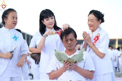 ภาพ No.179972:พิธีปลงผมนาคธรรมทายาท ในโครงการอุปสมบทหมู่ บูชาธรรมมหาปูชนียาจารย์ (ศูนย์อบรมวัดพระธรรมกาย) วันที่ 1 ธันวาคม พ.ศ. 2567 ณ ลานธรรมหารัตนวิหารคด วัดพระธรรมกาย จ.ปทุมธานี