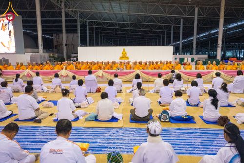 ภาพ No.202660:พิธีถวายภัตตาหารเป็นสังฆทาน แด่พระธรรมยาตรา ณ วัดพระธรรมกาย ตำบลคลองสาม อำเภอคลองหลวง จังหวัดปทุมธานี ในโครงการธรรมยาตรา กตัญญูบูชา มหาปูชนียาจารย์ พระมงคลเทพมุนี(สด จนฺทสโร) พระผู้ปราบมาร อนุสรณ์สถาน 7 แห่ง ปีที่ 13 วันที่ 28 มกราคม พ.ศ. 2568