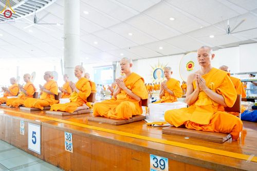 ภาพ No.220674:วันเสาร์ที่ 26 เมษายน พ.ศ.2568 (วันพระ แรม 15 ค่ำ เดือน 5) พิธีถวายภัตตาหารเมนูสวรรค์ "เพื่อการบรรลุธรรม" และ พิธีบุพเปตพลี ครั้งที่ 163 ร่วมอุทิศบุญแด่หมู่ญาติที่ล่วงลับไปแล้ว และสืบทอดอายุพระพุทธศาสนา ณ หอฉันคุณยายอาจารย์ฯ วัดพระธรรมกาย