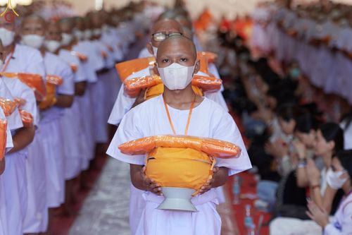 ภาพ No.67952:พิธีขอขมามอบผ้าไตรและบาตร แด่นาคธรรมทายาท ณ ประเทศอินโดนีเซีย เมื่อวันที่ 17 ธันวาคม พ.ศ. 2565