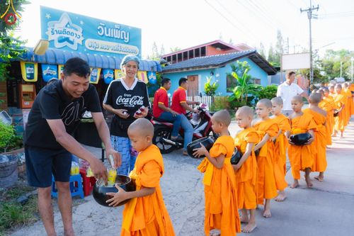 ภาพ No.57824:กิจกรรมบิณฑบาตของสามเณร โครงการบรรพชาสามเณร ฟื้นฟูพระพุทธศาสนาทั่วไทย ธุดงคสถานชลบุรี ณ ชุมชนบ้านห้วยเหียน ตำบลบ่อวิน  อำเภอศรีราชา จังหวัดชลบุรี วันที่ 27 เมษายน พ.ศ. 2567