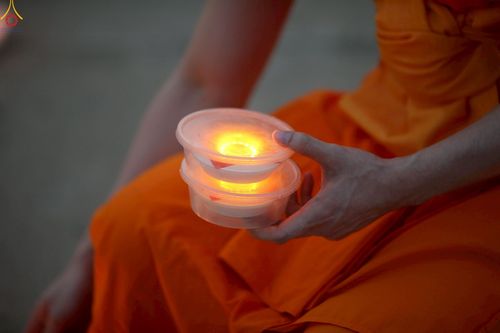 ภาพ No.223938:วันวิสาขบูชา วันอาทิตย์ที่ 11 พฤษภาคม พ.ศ. 2568 พิธีจุดวิสาขประทีป ,  พิธีเวียนประทักษิณรอบพระมหาธรรมกายเจดีย์ , พิธีฉลองชัยสวดมนต์บทธัมมจักกัปปวัตตนสูตร ครบ 7,357,000,000 จบ ณ มหารัตนวิหารคด วัดพระธรรมกาย