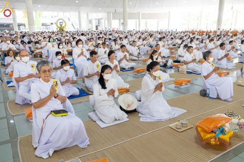 ภาพ No.122844:พิธีสวดพระพุทธมนต์ พิธีทอดผ้าบังสุกุล และพิธีถวายภัตตาหาร เป็นสังฆทานแด่พระภิกษุ สามเณร เนื่องในวันมหาปูชนียาจารย์ วันเสาร์ที่ 3 กุมภาพันธ์ พ.ศ. 2567 ณ หอฉันคุณยายอาจารย์ฯ วัดพระธรรมกาย