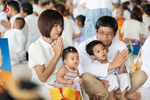 ภาพ No.134954:พิธีถวายบาตรแด่นาคธรรมทายาท ในโครงการบรรพชาสามเณรฟื้นฟูพระพุทธศาสนาทั่วไทย ณ สภาธรรมกายสากล วัดพระธรรมกาย จ.ปทุมธานี วันเสาร์ที่ 6 เมษายน พ.ศ. 2567