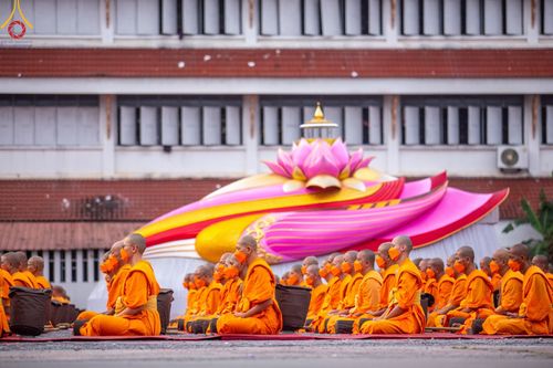 ภาพ No.127928:คณะพระธรรมยาตราฯ ปฎิบัติธรรมและถ่ายภาพหมู่ประวัติศาสตร์ ณ ลานหน้าพระปรางค์สามยอด วัดโคกสมานคุณ อ.หาดใหญ่ จ.สงขลา วันเสาร์ที่ 9 มีนาคม พ.ศ. 2567