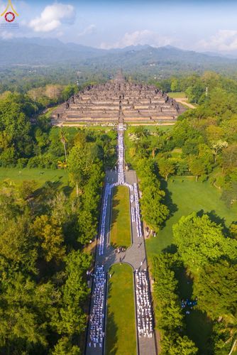 ภาพ No.103035:พิธีวันทาเจดีย์ พิธีเวียนประทักษิณ ธรรมทายาทชาวอินโดนีเซียกว่า 1,000 คน ณ มหาเจดีย์บุโรพุทโธ ประเทศอินโดนีเซีย ในวันที่ 19 ธันวาคม พ.ศ. 2566