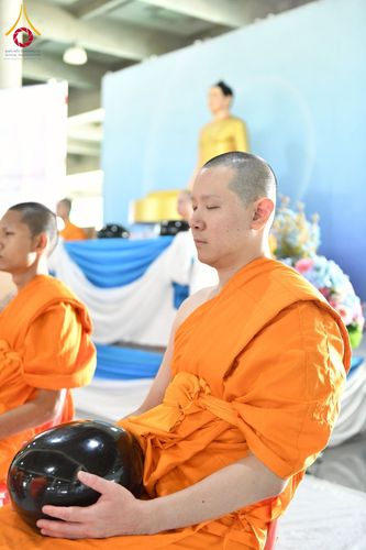 ภาพ No.256643:วันที่ 11 ตุลาคม พ.ศ. 2568 พิธีตักบาตรฉลองพระใหม่  โครงการอุปสมบทบูชาธรรม 141 ปี  พระมงคลเทพมุนี (สด จนฺทโร) ผู้ค้นพบวิชชาธรรมกาย ณ มหาวิหารคด 9 วัดพระธรรมกาย