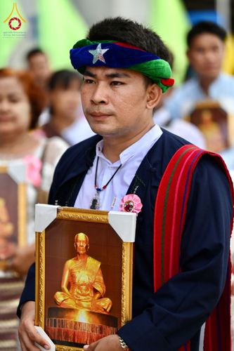 ภาพ No.143652:พิธีถวายผ้าไตร, สวดธรรมจักร, ปฏิบัติธรรม และฟังแสดงพระธรรมเทศนา ภาษาเมียนมา โดยมีสาธุชนชาวเมียนมากว่า 4,000 คน เข้าร่วมพิธี ณ มหารัตนวิหารคด วัดพระธรรมกาย วันอาทิตย์ที่ 7 กรกฎาคม พ.ศ. 2567