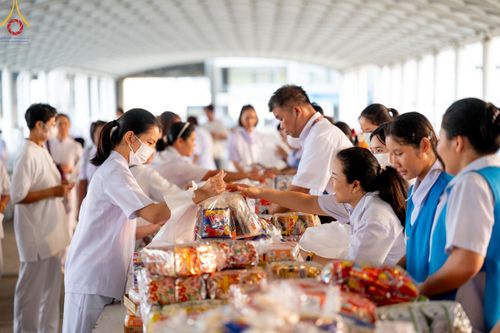 ภาพ No.136540:พิธีตักบาตร พิธีบูชาข้าวพระ ในวันอาทิตย์ต้นเดือนที่ 5 พฤษภาคม พ.ศ. 2567 ณ วัดพระธรรมกาย จ.ปทุมธานี