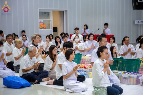 ภาพ No.60752:พิธีตักบาตรพระภิกษุสามเณร ธรรมทายาทระดับอุดมศึกษา วันเสาร์ที่ 20 เมษายน พ.ศ. 2567 ณ ห้องปฎิบัติธรรม ชั้นลอย มหารัตนวิหารคด 13 วัดพระธรรมกาย จ.ปทุมธานี