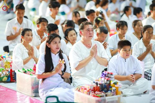 ภาพ No.145709:พิธีตักบาตรฉลองพระใหม่ รุ่นเข้าพรรษา ณ วิหารคด วัดพระธรรมกาย วันเสาร์ที่ 20 กรกฎาคม พ.ศ. 2567