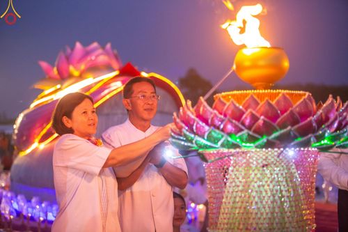 ภาพ No.129582:พิธีจุดประทีป 10,000 ดวง น้อมถวายเป็นพุทธบูชา ณ มหารัตนเจดีย์สิริปทุมสวรรค์ (เจดีย์อริยพุทธะ 5 พระองค์) ศูนย์ปฏิบัติธรรมภาคใต้ อ.บางกล่ำ จ.สงขลา  วันที่ 10 มีนาคม พ.ศ. 2567