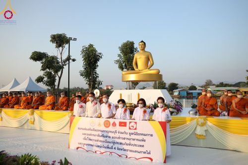 ภาพ No.101742:ตักบาตรพระ 10,000 รูป เติมบุญให้แผ่นดิน เนื่องในโอกาส 192 ปี จังหวัดกาญจนบุรี หนึ่งในโครงการตักบาตรพระ 2,000,000 รูป  77 จังหวัดทุกวัดทั่วไทย วันจันทร์ที่ 11 ธันวาคม พ.ศ. 2566 บริเวณถนนสองแคว (SKY WALK) เมืองกาญจนบุรี