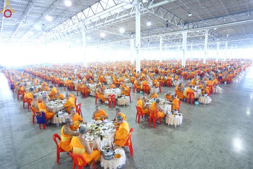 ภาพ No.161006:พิธีถวายภัตตาหารเมนูสวรรค์ ในพรรษาแห่งการเข้าถึงธรรม วันที่ 10 ตุลาคม พ.ศ. 2567 ณ สภาธรรมกายสากล วัดพระธรรมกาย