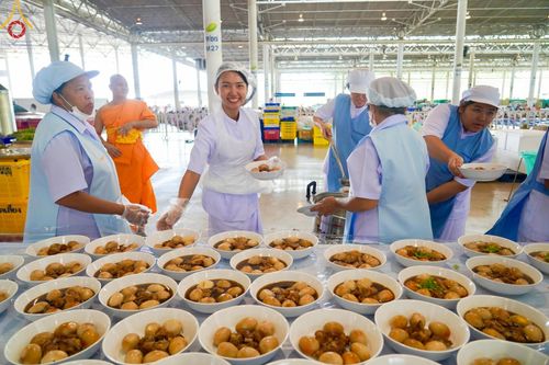 ภาพ No.60190:คณะสงฆ์ 10,000 กว่าวัดฉันภัตตาหารเพล ในวันคุ้มครองโลก วันจันทร์ที่ 22 เมษายน พ.ศ. 2567 ณ สภาธรรมกายสากล วัดพระธรรมกาย