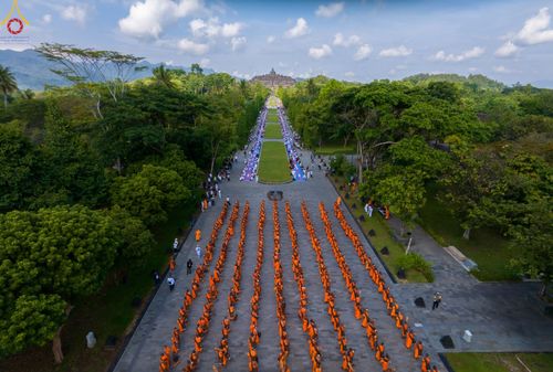 ภาพ No.105158:สามเณรธรรมทายาทชาวอินโดนีเซียกว่า 1,000 รูป เดินธรรมยาตรา บูชาพระสัมมาสัมพุทธเจ้า ณ มหาเจดีย์บุโรพุทโธ ประเทศอินโดนีเซีย ในวันที่ 27 ธันวาคม พ.ศ. 2566