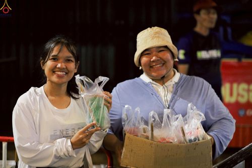 ภาพ No.245800:วันที่ 13-14 กันยายน พ.ศ. 2568 เจ้าหน้าที่ทุกสถานะ ทุกส่วนงาน ร่วมแรงร่วมใจ ปฏิบัติหน้าที่ เตรียมงาน เก็บงาน ตักบาตรพระ 555 รูป อ.เบตง จยะลา