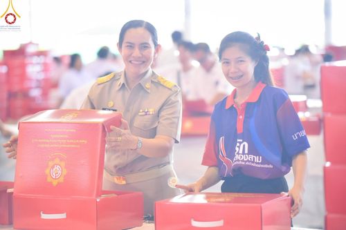 ภาพ No.212001:วันจันทร์ที่ 17 มีนาคม พ.ศ. 2568 บุญบรรจุกล่องไทยธรรม เพื่อถวายแด่พระสังฆาธิการ 40,000 กว่าวัดทั่วไทย ในวันคุ้มครองโลก 22 เมษายน พ.ศ. 2568 ณ บ้านแก้วเรือนทองคุณยายฯ วัดพระธรรมกาย