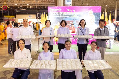 ภาพ No.203172:พิธีถวายภัตตาหารเป็นสังฆทาน แด่พระธรรมยาตรา ณ วัดพระธรรมกาย ตำบลคลองสาม อำเภอคลองหลวง จังหวัดปทุมธานี ในโครงการธรรมยาตรา กตัญญูบูชา มหาปูชนียาจารย์ พระมงคลเทพมุนี(สด จนฺทสโร) พระผู้ปราบมาร อนุสรณ์สถาน 7 แห่ง ปีที่ 13 วันที่ 29 มกราคม พ.ศ. 2568