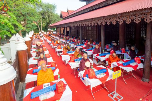 ภาพ No.220079:วันพุธที่ 16 เมษายน พ.ศ. 2568 วัดพระธรรมกายถวายมหาสังฆทาน มอบสิ่งของและทุนทรัพย์กว่า 4 ล้านบาท บรรเทาทุกข์ 181 วัดแผ่นดินไหวเมียนมา
