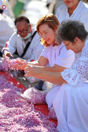 ภาพ No.188736:พิธีต้อนรับพระธรรมยาตรา ในโครงการธรรมยาตรา กตัญญูบูชา มหาปูชนียาจารย์ พระมงคลเทพมุนี(สด จนฺทสโร) พระผู้ปราบมาร อนุสรณ์สถาน 7 แห่ง ปีที่ 13 วันที่ 3 มกราคม พ.ศ. 2568 ณ อนุสรณ์สถานมหาวิหารพระมงคลเทพมุนี (โลตัสแลนด์) อ.สองพี่น้อง จ.สุพรรณบุรี