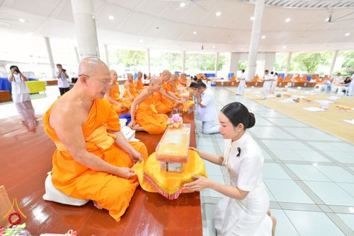 ภาพ No.267537:วันที่ 7 พฤศจิกายน พ.ศ. 2568 พสกนิกรอำเภอคลองหลวง รวมใจบำเพ็ญกุศลปัณรสมวาร (15 วัน) อุทิศถวายเป็นพระราชกุศลแด่ “สมเด็จพระพันปีหลวง” ณ วัดพระธรรมกาย