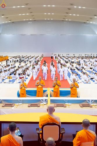 ภาพ No.233746:วันเสาร์ที่ 19 กรกฎาคม พ.ศ.2568 วันมหารำลึก ครั้งที่ 35 พิธีรำลึกถึงนักสร้างบารมี , พิธีสวดพระพุทธมนต์ , พิธีทอดผ้าบังสกุลและถวายไทยธรรม วัดพระธรรมกาย