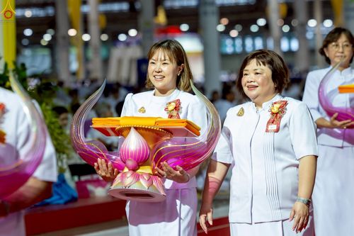 ภาพ No.243903:วันอาทิตย์ที่ 7 กันยายน พ.ศ. 2568 พิธีทอดผ้าป่าสมทบกฐินวัดพระธรรมกาย และสมทบกฐิน 30,000 วัดทั่วไทย ครั้งที่ 2 ณ ห้องแก้วสารพัดนึก 1 วัดพระธรรมกาย