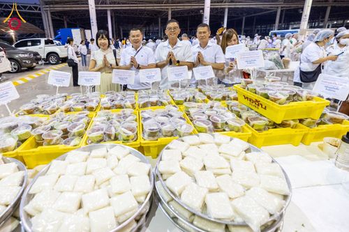 ภาพ No.120584:พิธีถวายภัตตาหารเป็นสังฆทาน แด่คณะพระธรรมยาตรา ปีที่ 12 วันที่ 29 มกราคม พ.ศ. 2567 ณ สภาธรรมกายสากล วัดพระธรรมกาย