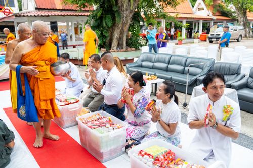 ภาพ No.87288:พิธีถวายสังฆทาน 323 วัด 4 จังหวัดชายแดนภาคใต้  ปีที่ 19 ครั้งที่ 165 พิธีมอบกองทุนหนุนแรงใจช่วยครูใต้  ปีที่ 16 ครั้งที่ 130 และพิธีทำบุญอุทิศส่วนกุศลให้ผู้วายชนม์ ณ วัดพุทธภูมิ อ.เมือง จ.ยะลา วันเสาร์ที่ 9 กันยายน พ.ศ. 2566