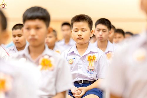 ภาพ No.245893:วันเสาร์ที่ 13 กันยายน พ.ศ. 2568 พิธีมอบผ้าไตรประธานกฐินสัมฤทธิ์เด็กดี V-Star ณ สภาธรรมกายสากล วัดพระธรรมกาย