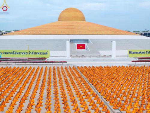 ภาพ No.182111:พระธรรมทายาทร่วมปฎิบัติธรรม รับฟังโอวาทจากหลวงพ่อทัตตชีโว และถ่ายภาพหมู่ประวัติศาสตร์ ณ ลานธรรมพระมหาธรรมกายเจดีย์  วัดพระธรรมกาย ในโครงการอุปสมบท บูชาธรรมมหาปูชนียาจารย์ วันที่ 13 ธันวาคม พ.ศ. 2567